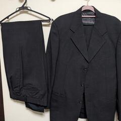 淡黒で、薄めのスーツ