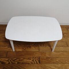 白いテーブル幅70cm 縦50cm 高さ32cm