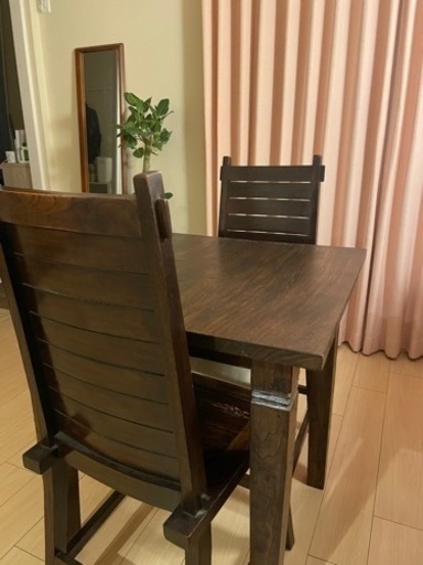 アンティークテーブルと椅子二脚