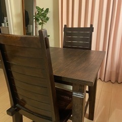 アンティークテーブルと椅子二脚