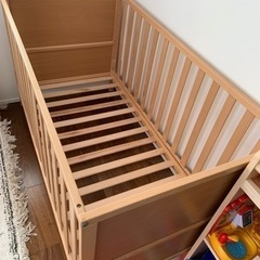 0～4歳の木製ベビー・幼児ベッド（マットレス付き）