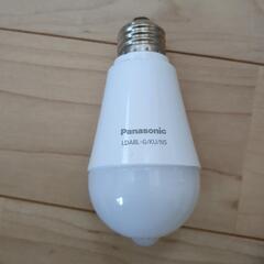 Panasonic 高性能ひとセンサ付 LED 電球 E26口金...