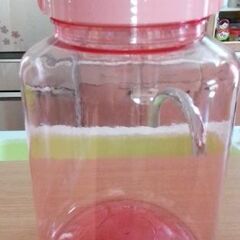 ピンク色の果実酒容器