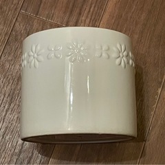 白の花柄植木鉢