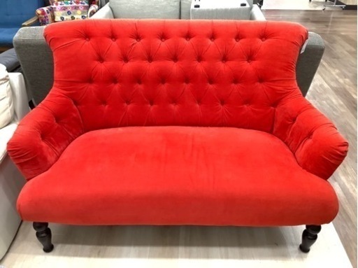 赤いチェスターフィールドソファーをご紹介します！
