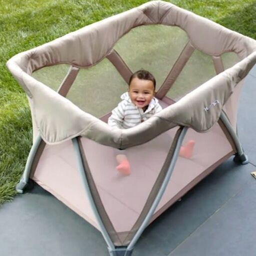 グッドデザイン賞を受賞しているトラベルコット&おむつ替え台(オランダ