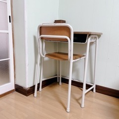 学校の机、椅子セット。