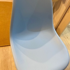 ライトブルーの椅子