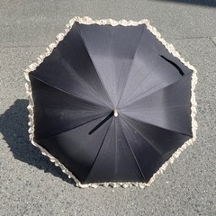 黒の傘 ひらひら布がついてるデザイン 
