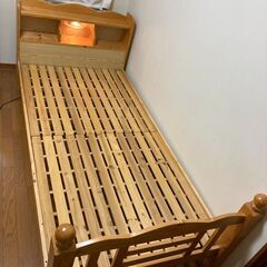 シングル　ベッド　木製　中古品 決まりました 中古 木製二段ベッド 棚、ライト付き 2台のシングルベッド