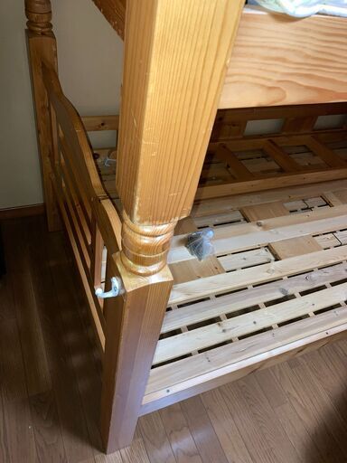 決まりました　　中古　木製二段ベッド　棚、ライト付き　2台のシングルベッドとしても使用可能