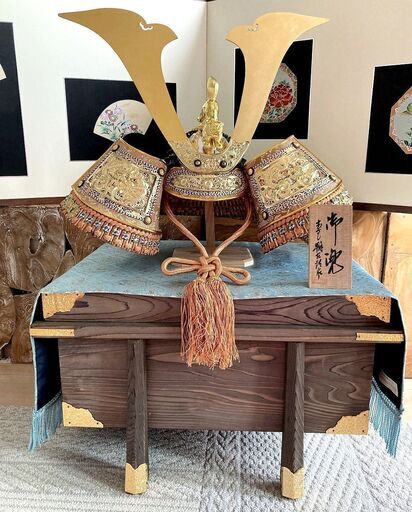 美品　五月人形　兜飾り　朔太郎作　中型８号　焼杉鎧櫃　獅子飾り