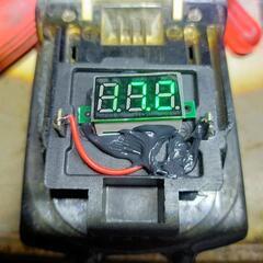 マキタ電池用電圧計　黒のグリーン