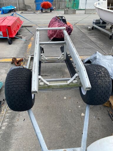 商談中　極太いタイヤ　アルミ製　ジェット用小型ボート用の　台車