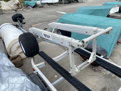 商談中　極太いタイヤ　アルミ製　ジェット用小型ボート用の　台車 商談中 極太いタイヤ アルミ製 ジェット用小型ボート用の 台車