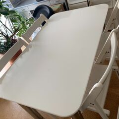 白いテーブルと椅子（折り畳み可能椅子）