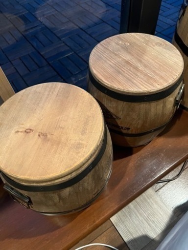 木製のタルと入れ物