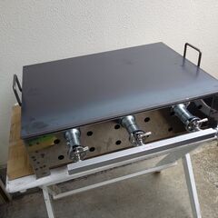 ★極厚９ミリ 鉄板焼き器 プロパンガス 業務用 店舗厨房調理機器用品 飲食店 グリラー 卓上 コンロ BBQ バンズ 持ち手付き お好み焼きそば業務用 厨房機器卓上 ドテ焼 餃子焼 鉄板焼き プレス 焼きそば お好み焼き 屋台用品 牛豚鶏串 ガス焼肉器 都市ガス プレート たこ焼き 焼き台 LPガス コンロ グリル 祭り イベント 五平餅 バーナー 中古厨房 カキ 牡蠣焼き かき 蒸し焼 クッキング レギュレーター バンズ ハンバーガー ハンバーグ グリドル 床置き 厨房機器 居酒屋 省スペース 