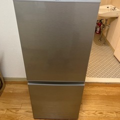 灰色の家庭用冷蔵庫