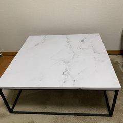 〜取引中〜[値引きしました] 大理石柄の正方形テーブル