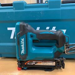 【モノマニア四日市】【引取限定】マキタ makita 18V 充電式タッカ ST421D 4mm　本体/充電器/ケースその他付属あり