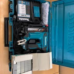 【モノマニア四日市】【引取限定】マキタ makita 18V 充電式タッカ ST421D 4mm　本体/充電器/ケースその他付属あり