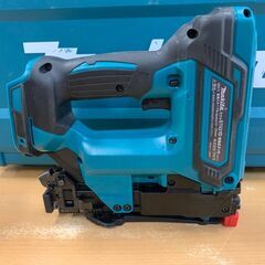 【モノマニア四日市】【引取限定】マキタ makita 18V 充電式タッカ ST421D 4mm　本体/充電器/ケースその他付属あり