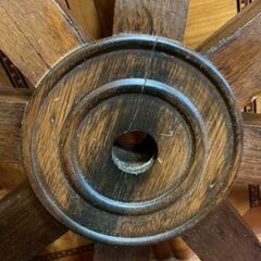 船舶のクラシカル操舵輪　無垢材質で制作されています