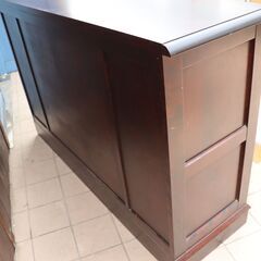 北海道民芸家具(HOKUMIN)のカバ無垢材を使用した、サイドボードです。シンプルなデザインは和室はもちろん洋室のリビングボードやテレビボードにもおススメです♪DC435