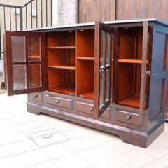 北海道民芸家具(HOKUMIN)のカバ無垢材を使用した、サイドボードです。シンプルなデザインは和室はもちろん洋室のリビングボードやテレビボードにもおススメです♪DC435