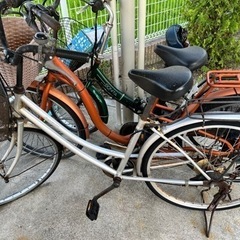 自転車　2台　オレンジ　と　グリーン