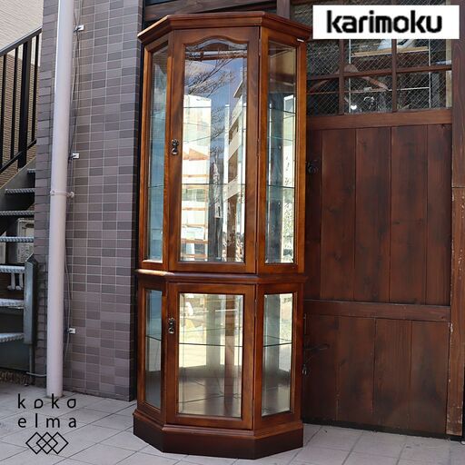 Karimoku(カリモク家具)の人気シリーズCOLONIAL(コロニアル)のHC0204NK コーナー飾り棚です。アメリカンカントリースタイルのクラシカルなキュリオケースはお部屋を上品な空間に♪DD104