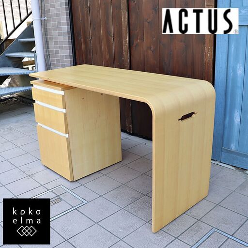 ACTUS(アクタス)で取り扱われていたvario(ヴァリオ) メープル材 デスクです。シンプルなデザインと曲木のナチュラルな雰囲気はお子様の学習机としてはもちろんリビングや書斎などにも♪DD115