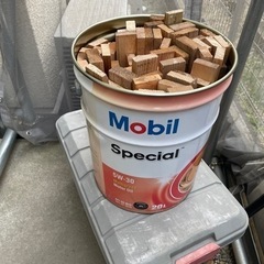 ペール缶と木材