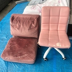 ピンクのキャスター付きチェアとマットレスになる座椅子
