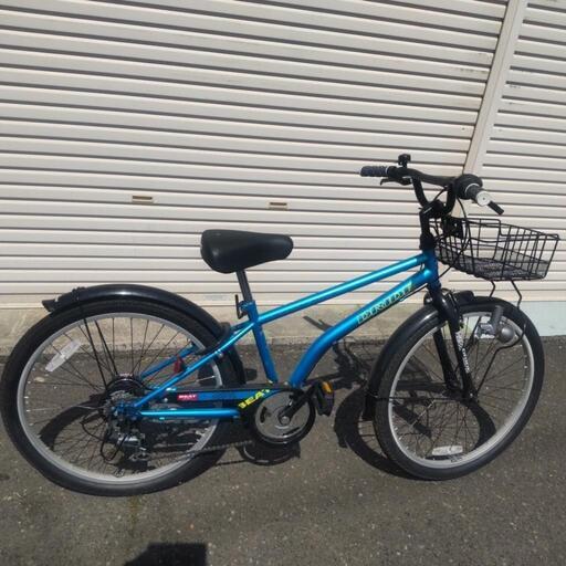 小学校三年生くらいからの対応と思われる24インチサイズのクロスバイク風の自転車です。