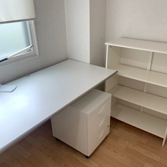幅広の綺麗な白の机
