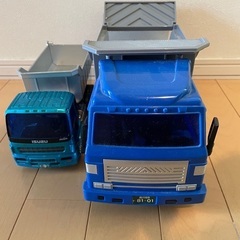 トラックのおもちゃ2台