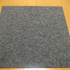 日本製タイルカーペット厚み6.5㎜・１枚１４０円・在庫６枚（１１...