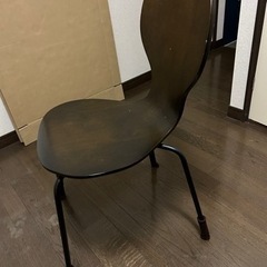 ブラウンの椅子です。