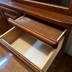 大容量！レトロな食器棚