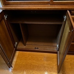 大容量！レトロな食器棚