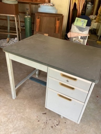 中古　スチール机　事務机　2つ