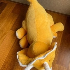 黄色の巨大な恐竜ぬいぐるみ