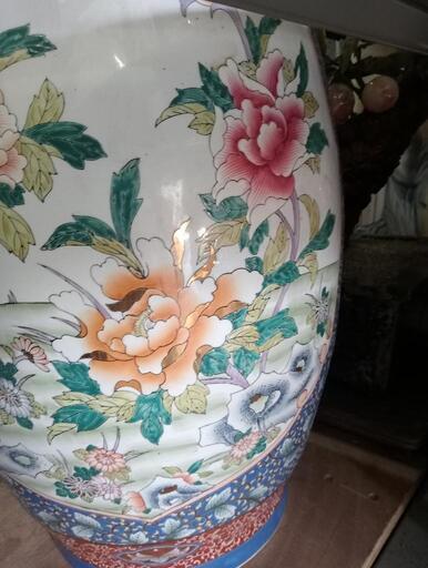 大きな花びん 花瓶 巨大 壺 花器 調度品 台付き 骨董品 唐草 | stainu