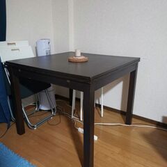 IKEA のダイニングテーブル