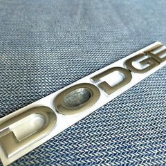 DODGE　ダッジ　ロゴ　メタル　エンブレム　銀　シルバー
