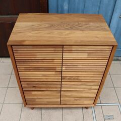 karimoku(カリモク家具) ソリッドボード ウォールナット材 キャビネットです！北欧テイストのオシャレなデザインは玄関のシューズボックスやリビングのサイドボードに。様々なものの収納にオススメ♪DD129