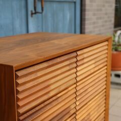 karimoku(カリモク家具) ソリッドボード ウォールナット材 キャビネットです！北欧テイストのオシャレなデザインは玄関のシューズボックスやリビングのサイドボードに。様々なものの収納にオススメ♪DD129