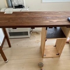 木のテーブル？